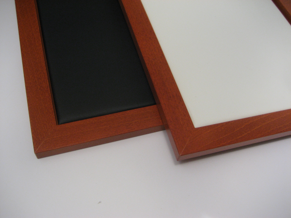 Presentation tray with wooden frame, smooth pad