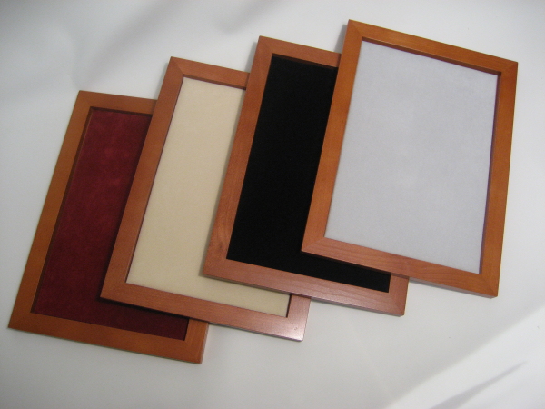 Presentation tray with wooden frame, velour pad